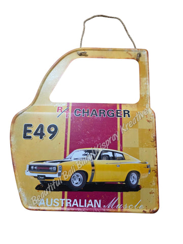 Retro decorative plate DOOR SHAPE CHARGER E49 embossed approx 31 cm x 36 cm