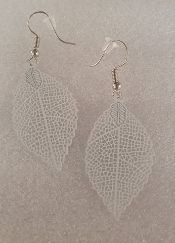 Earrings, filigree leaf white